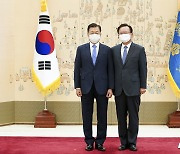 기념촬영하는 문재인 대통령과 김부겸 총리