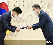 문대통령, 노형욱 국토부장관 임명장 수여