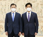기념촬영하는 문대통령과 노형욱 국토부장관