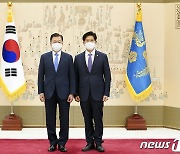 기념촬영하는 문대통령과 노형욱 국토부장관