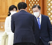 송영길 대표와 인사하는 문재인 대통령