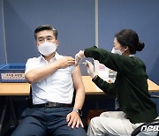 AZ 백신 2차 접종 받는 서욱 국방부 장관