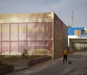 中신장서 이슬람 사원 사라진다, 그 자리엔 공산당 선전장벽