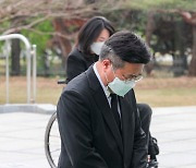 현충원 무릎꿇은 윤호중 "피해자님이여! 사과드립니다"..비대면 사과