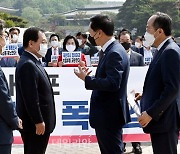 <포토> 유영민 비서실장에게 항의하는 김기현 권한대행
