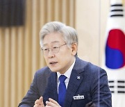 이재명 "대북전단 살포는 불법 과격 행위..엄정 수사해야"