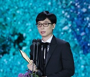 Comedian Yoo Jae-suk, film director Lee Joon-ik win top prize at Baeksang Arts Awards