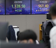 Foreigners hold record-high Korea debt as of April, shift to net buy in stocks