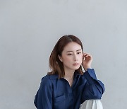 홍은희, 어떤 스타일링이든 '오케이!'..화보 비하인드 컷 공개