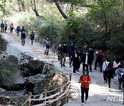 '산린이' 덕에 부활한 아웃도어, 기부는 '찔끔'