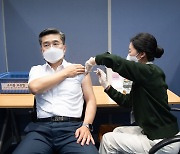 백신 2차 접종 받는 서욱 국방부 장관