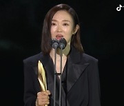 '햄릿' 이봉련, 젠더프리 캐릭터로 백상 여자연기상 수상