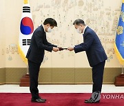 문재인 대통령, 고용노동부 장관 임명장 수여
