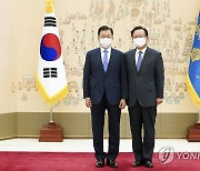 사진 촬영하는 문재인 대통령과 김부겸 총리