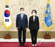 사진 촬영하는 문재인 대통령과 임혜숙 장관