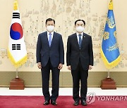 사진 촬영하는 문재인 대통령과 문승욱 장관