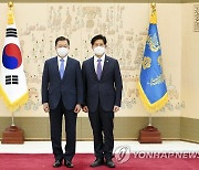 사진 촬영하는 문재인 대통령과 노형욱 장관