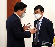 이호승 정책실장과 대화하는 송영길 대표
