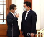서훈 국가안보실장과 대화하는 송영길 대표