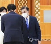 인사하는 문재인 대통령과 송영길 대표