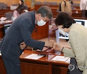 인사하는 유은혜 사회부총리와 김진경 국가교육회의 의장
