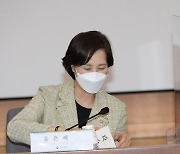 대화하는 유은혜 사회부총리와 김진경 국가교육회의 의장