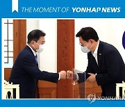 [모멘트] 인사하는 문재인 대통령과 송영길 대표