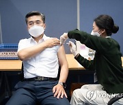 AZ 백신 2차 접종받는 서욱 장관