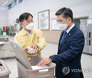 격리 장병용 도시락 포장 용기 점검하는 서욱 국방부 장관