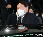 잠행 길어지는 윤석열..野 지지율 하락 때문인가 등판 '멈칫'