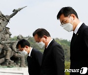 김부겸 총리, 현충원 참배..이승만·박정희 등 묘소도 찾아