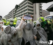 항의서한 들고 경찰과 대치하는 한국대학생진보연합