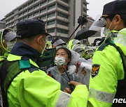 미 대사관 앞 경찰과 충돌하는 한국대학생진보연합