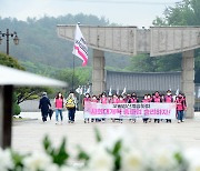 '참배하는 전국학교비정규직노동조합'