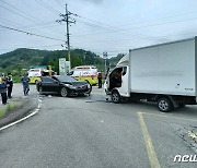 영동군 양강면 원당리 삼거리서 승용차·화물차 정면 충돌