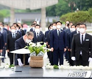 '참배하는 이개호 더불어민주당 의원'