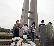 '오월 영령에 참배'