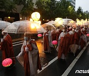 비와 함께하는 연등행렬