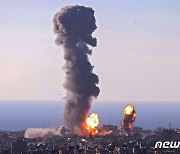 가자지구 내 AP 통신 사무실 이스라엘 공습으로 붕괴(상보)