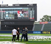 [포토] 잠실야구장 그라운드 살피는 한용덕 경기감독관