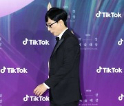 [포토] 유재석 '혀 빼물고 진입'