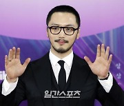 [포토] 변요한 '이준익 감독님 축하해요'