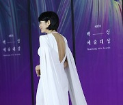 [포토] 김혜수 '레드카펫 퀸의 뒤태 카리스마'