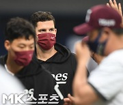 복귀전 승리 축하 받는 브리검 [MK포토]