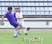 [MD포토] GRS 초근 축구대회 '한박자 빠른 슛'