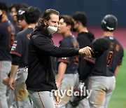 [MD포토] 킹험 '브리검 KBO 복귀전 승리 축하해'