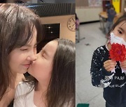 '레이먼킴♥' 김지우, 딸 수제 카네이션에 "일하는 엄마 오늘도 울어"