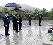 박병석 국회의장, 고 노무현 전 대통령 묘역 찾아 참배