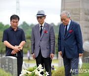 "먼저 간 제자.." 백발 스승, 고교생 오월열사 41년 만에 재회