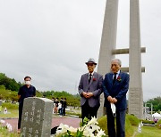 스승의 날 맞아 제자 묘지 찾은 다산연구소 박석무 이사장